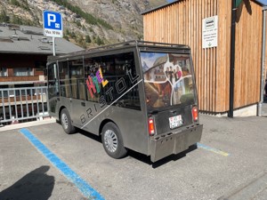 村独自の電気自動車は、独特なかわいらしいフォルム